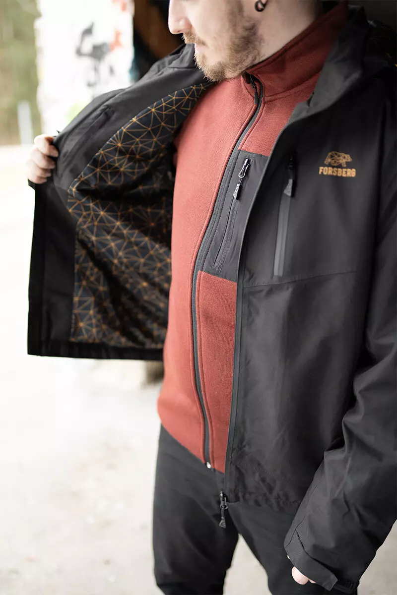 Ein strahlender Junge mit einem lächelnden Gesicht, der einen schenkbaren Rucksack in der Hand hält und vor einem spielerischen Hintergrund posiert.