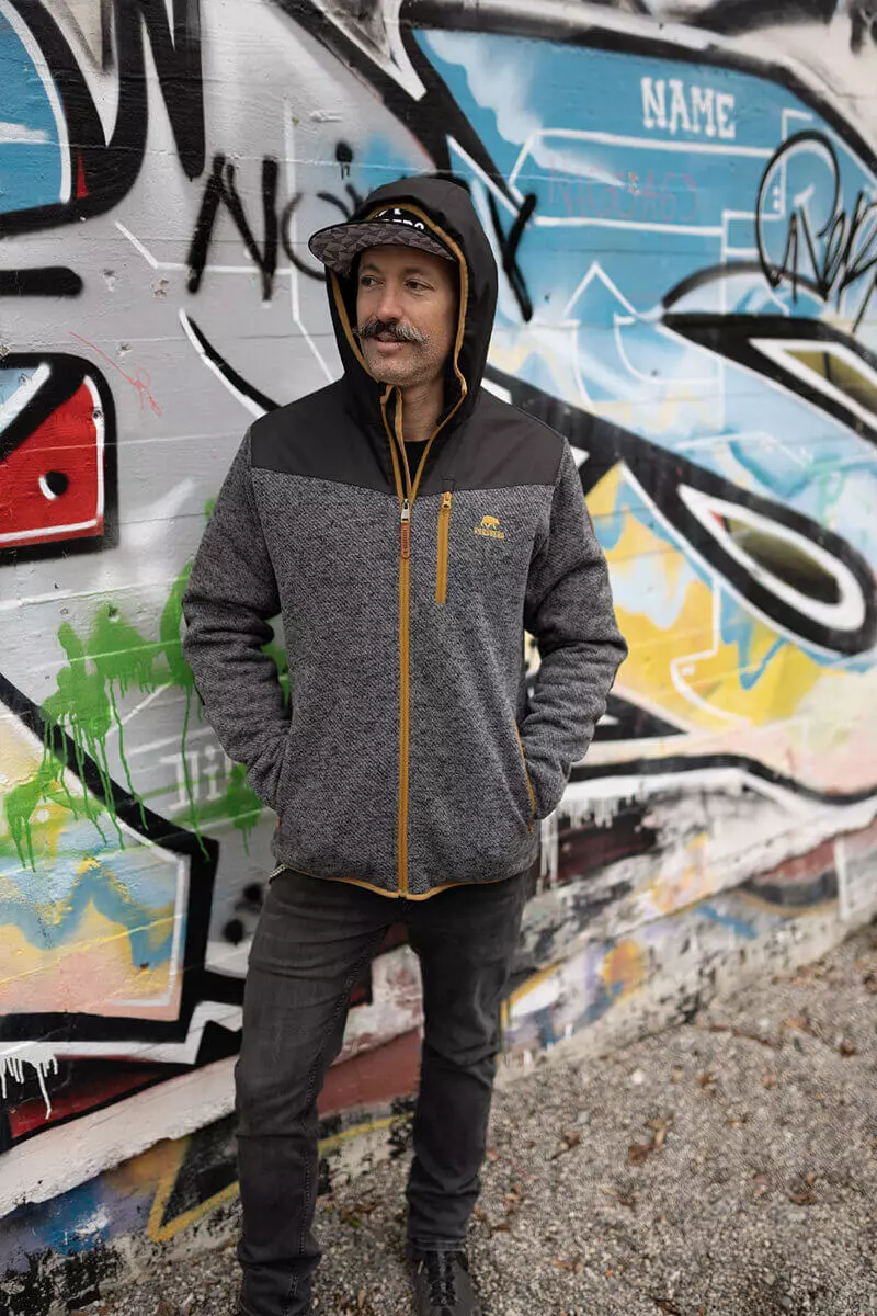 Ein farbenfrohes, stilisiertes Artwork eines Mönchs in einem atmosphärischen, mystischen Setting mit leuchtenden Lichtern und verschiedenen Ornamenten.