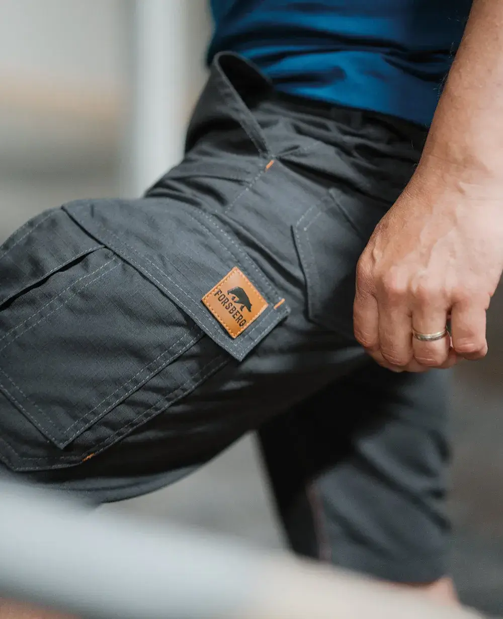 Hosen in verschiedenen Stilen und Farben auf einem weißen Hintergrund.