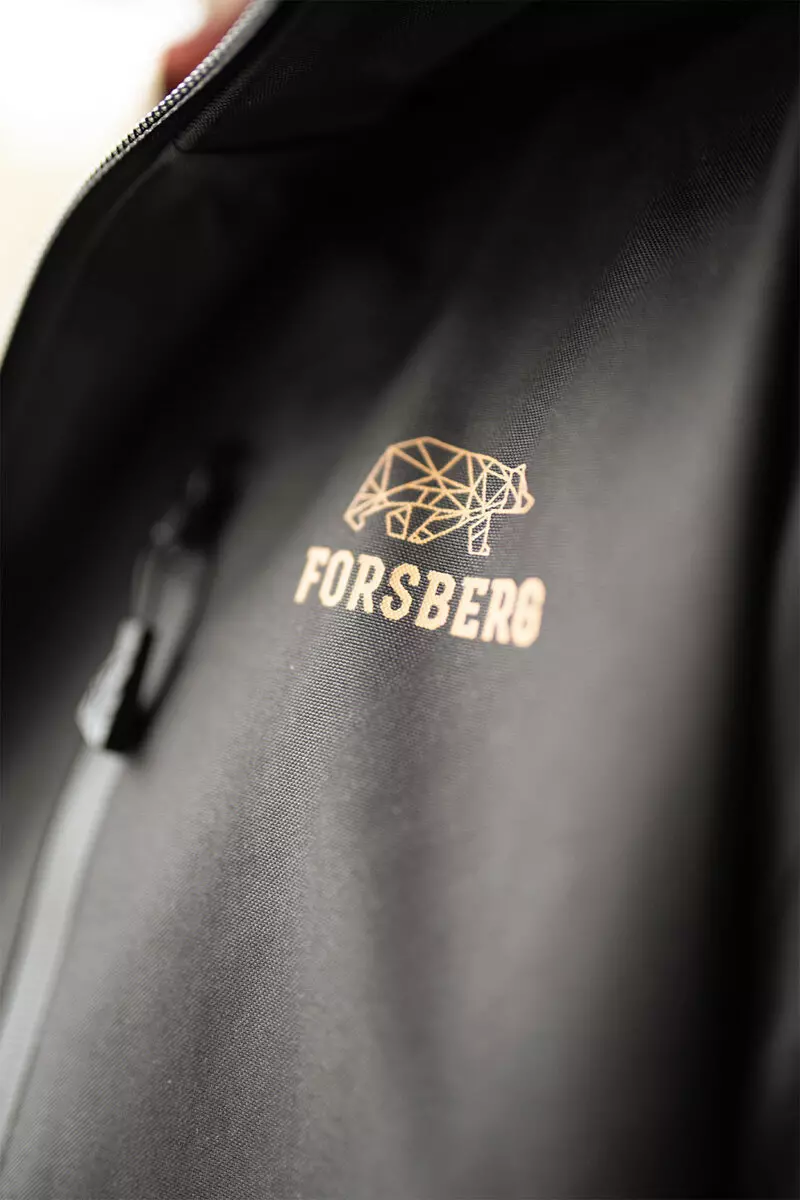 Mann mit einem Bart und einem Umhang, der einen großen Schlüssel hält, vor einem Hintergrund mit Wolken.