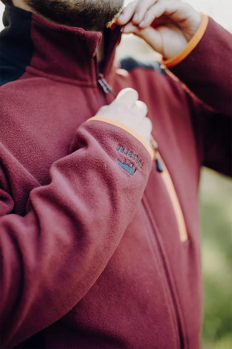 Schwarze Sportjacke mit grauen Details und Reißverschluss.