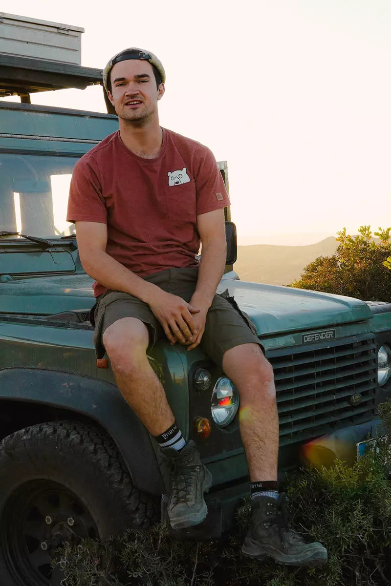 Kurze Hose, Erwachsener, Männlich, Mann, Person, Kurze Hose, Person, Sitzend, Portrait, T-shirt