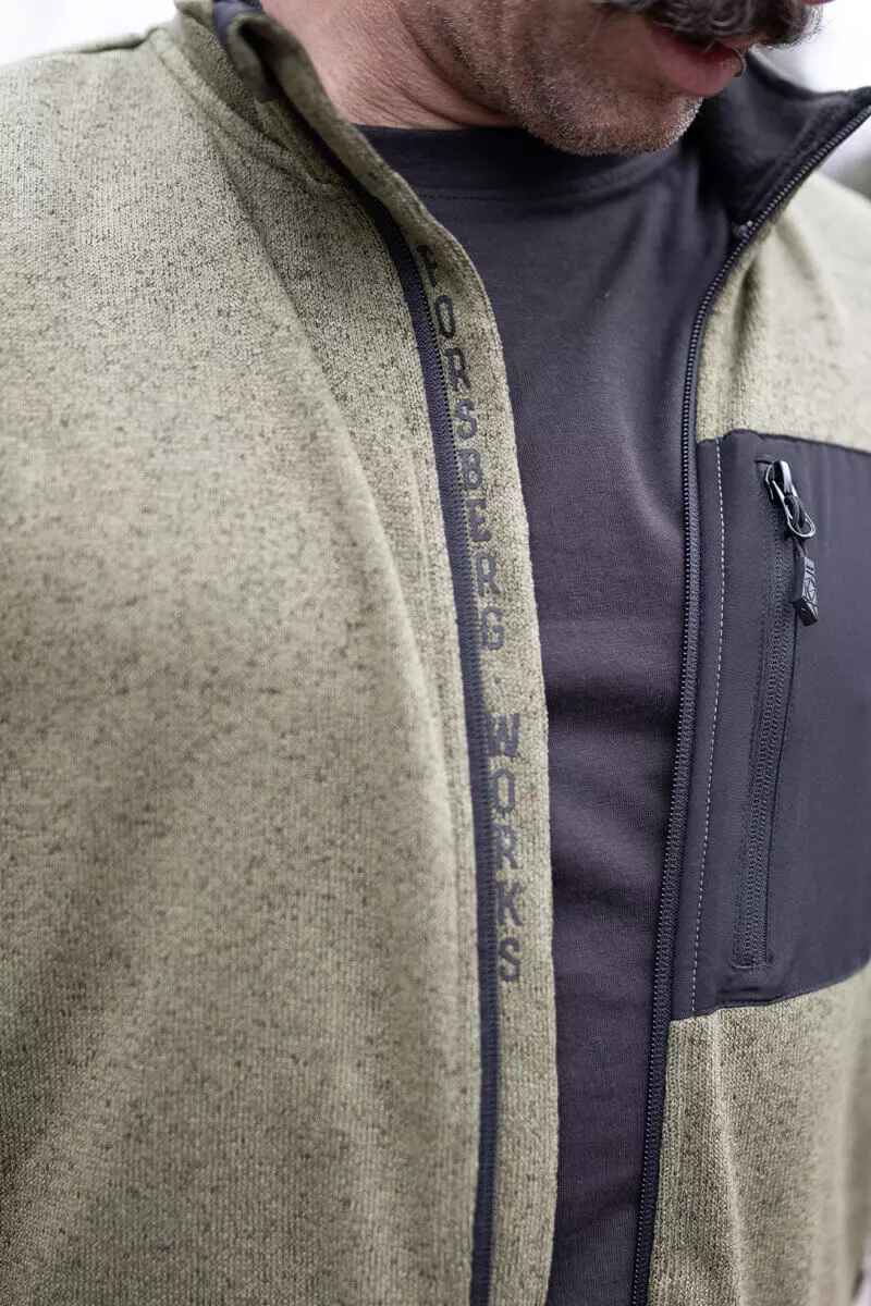 Warme Strickjacke mit Brusttasche in Grautönen.