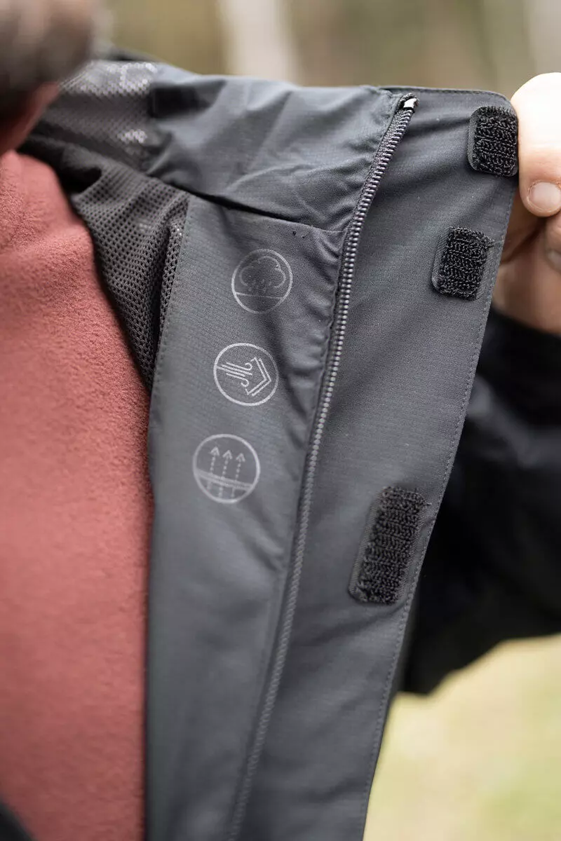 Wassertropfen auf grünem Blatt.