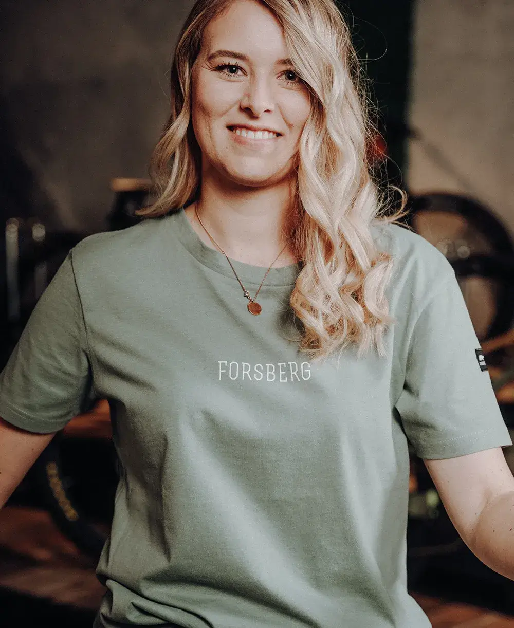 Damenmode in einem mobilen Layout mit verschiedenen Outfits und Accessoires.