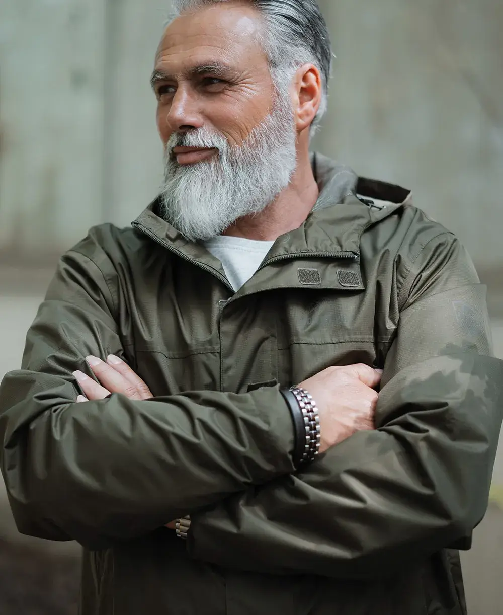 Schlichte Jacken in verschiedenen Farben und Stilen auf einem hellen Hintergrund.