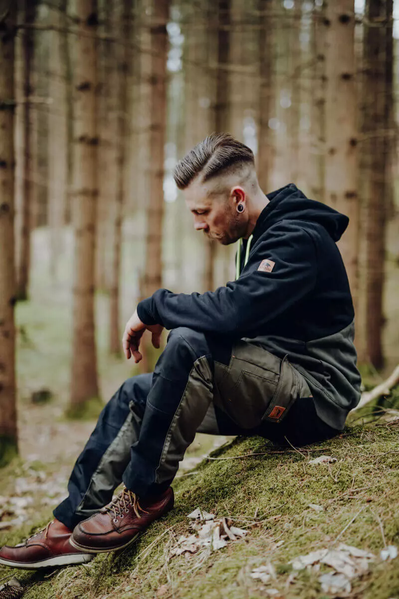 Person, Sitzend, Hosen, Erwachsener, Mann