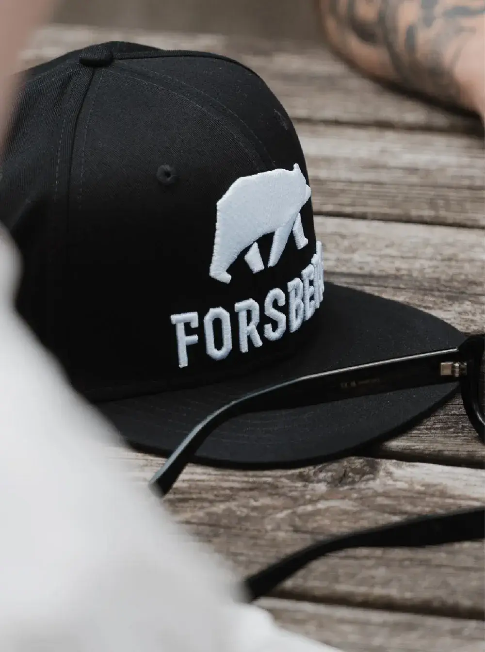 Schwarz-rot-graues Paar von Hallenschuhen mit weißer Sohle.