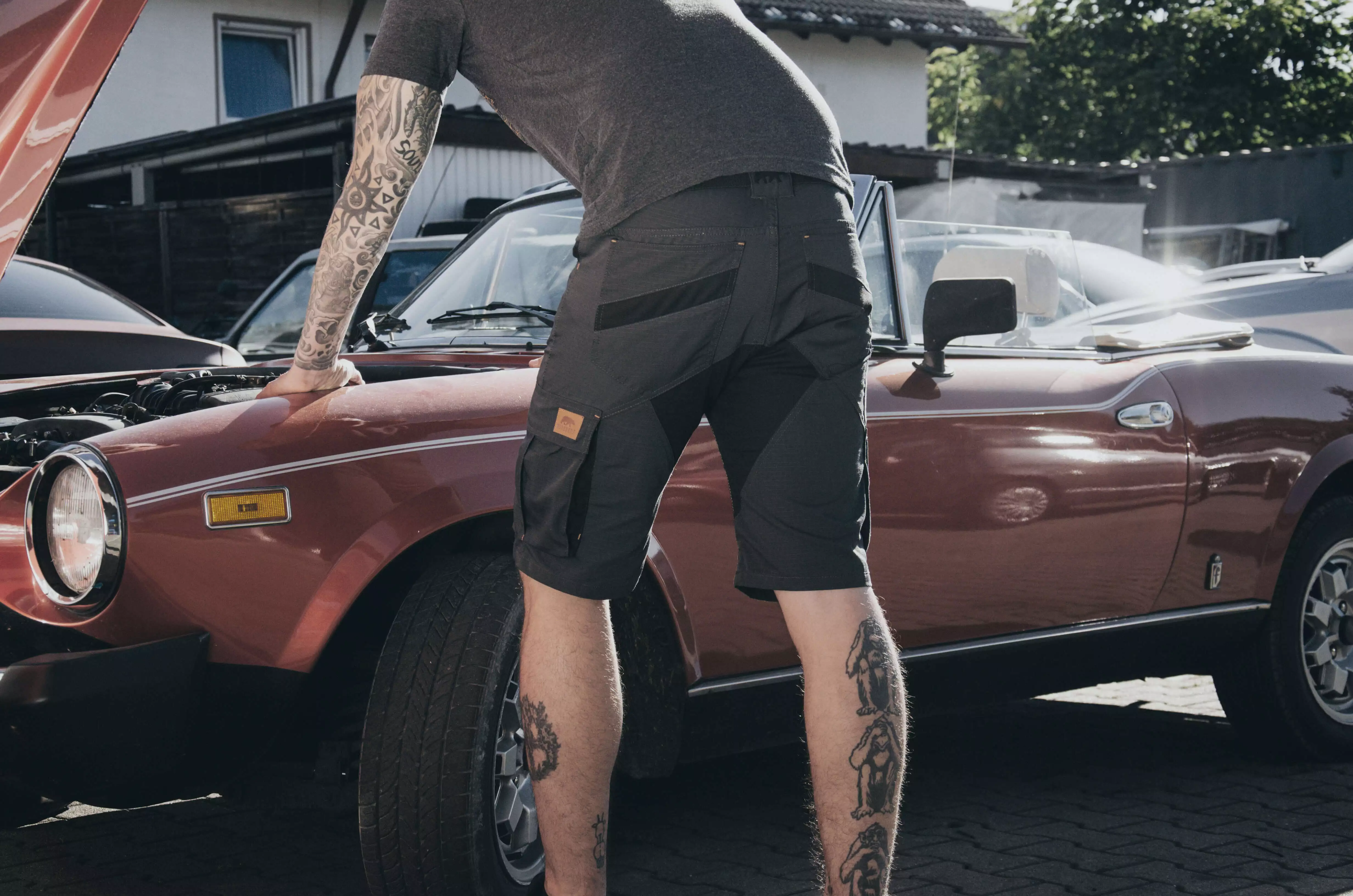 Braxa Kurz-Action Jacke in Schwarz mit orangefarbenen Akzenten, Vorderansicht.