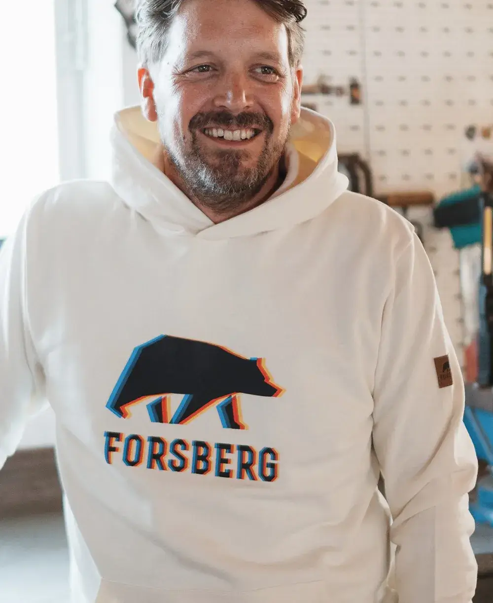 Verschiedene Oberteile in verschiedenen Farben und Stilen auf einem weißen Hintergrund.