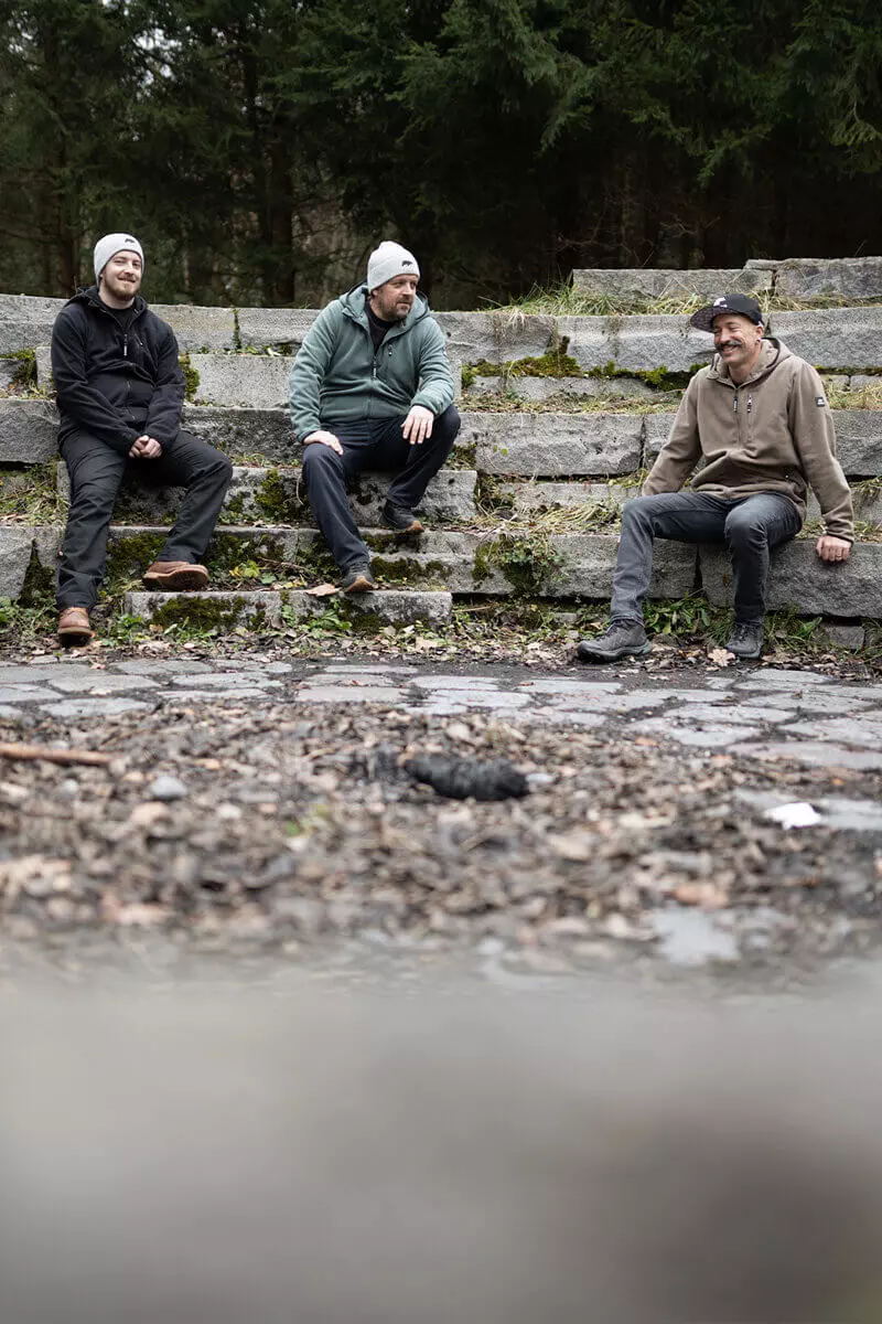 Dicker Fleece Hoodie mit Reißverschluss in dunkler Farbe, seitliche Taschen, lässiger Stil.